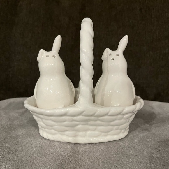 Rae Dunn bunny in basket Salt&Pepper Shakers - brand new - Picture 3 of 4